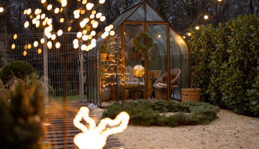 How to decorate your garden for Christmas